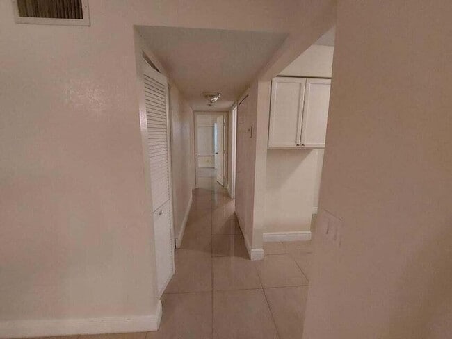 Building Photo - 201 Foxtail Dr