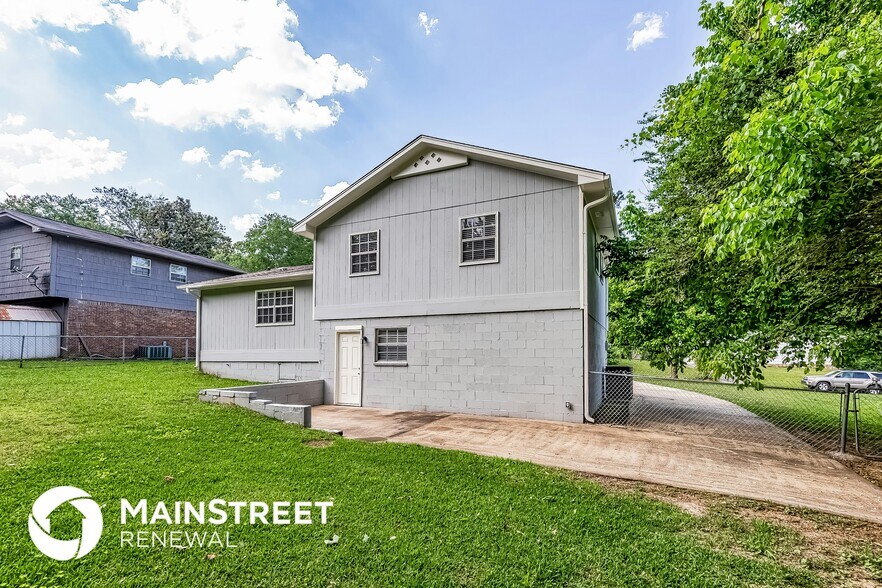 Building Photo - 305 St John Rd NW