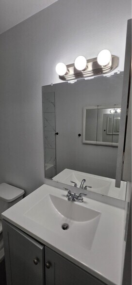 Building Photo - 758 W Rosewood Ln