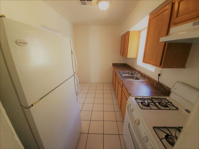 Building Photo - NICE AND AFFORDABLE 2 BEDROOM 1 BATH DUPLEX IN PHOENIX