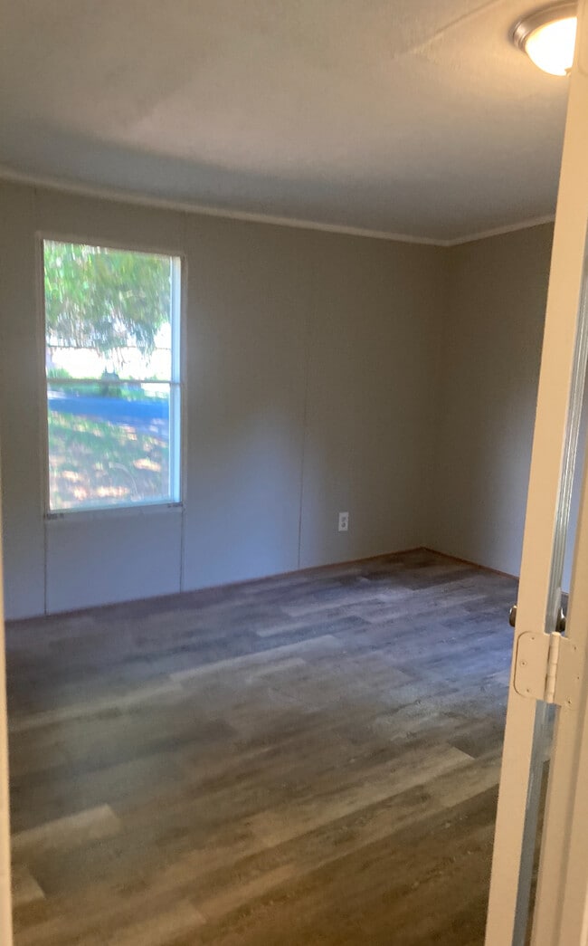 Building Photo - 319 Bridgeview Dr