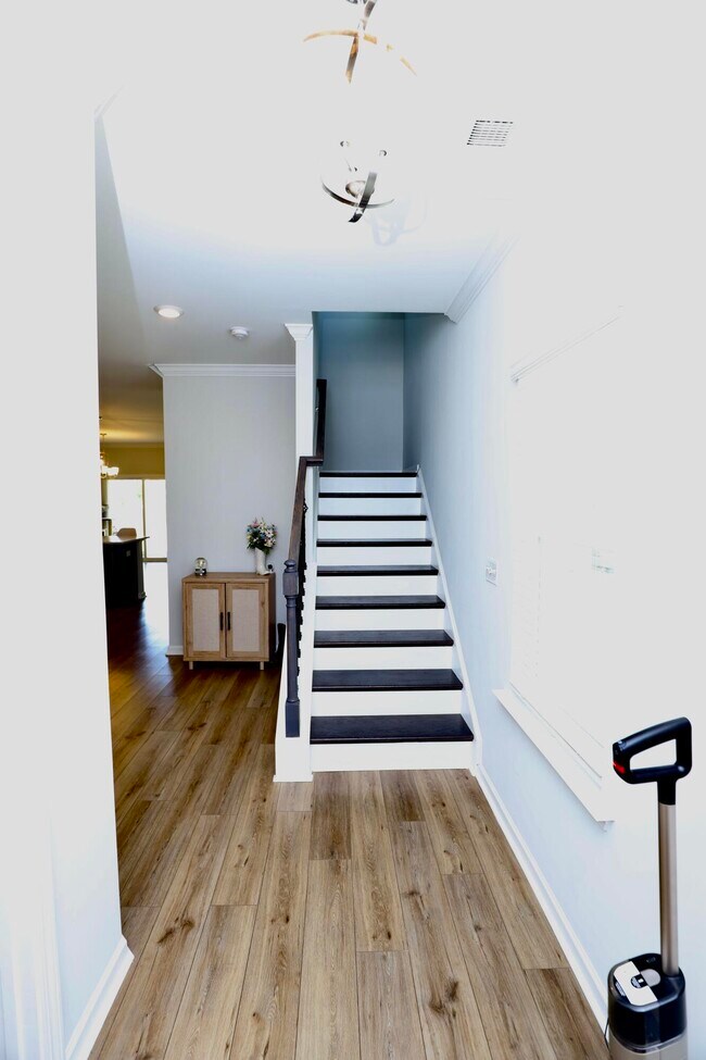 Building Photo - 1052 Ashcroft Cir