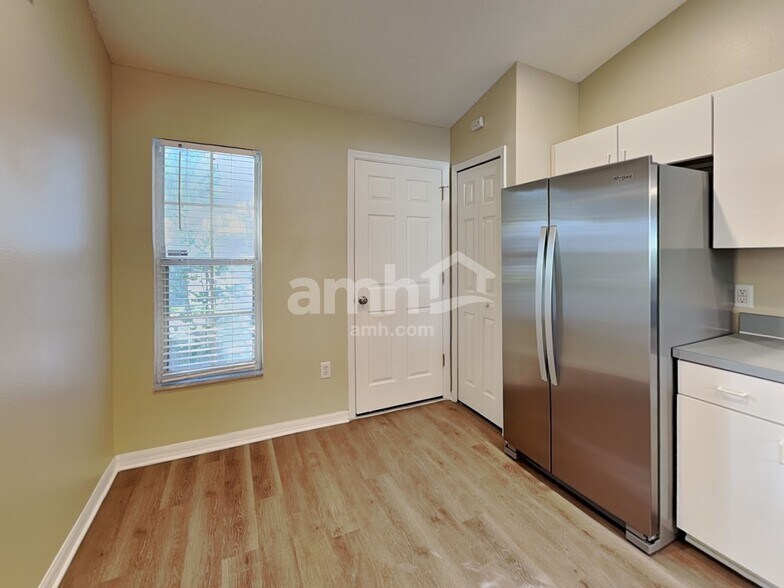 Building Photo - 214 Strada Dr