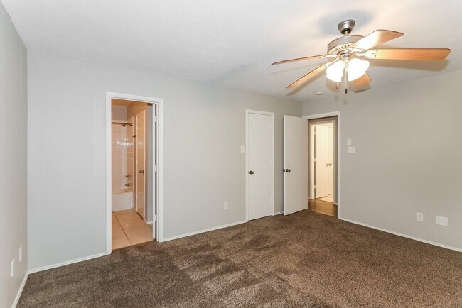 Building Photo - 11811 Sunny Stream Dr