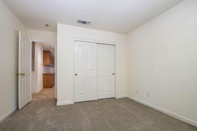 Building Photo - Spacious 3 Bedroom 2 Bathroom Home in Conv...