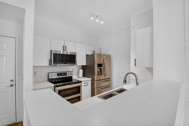 Building Photo - 630 S Sapodilla Ave