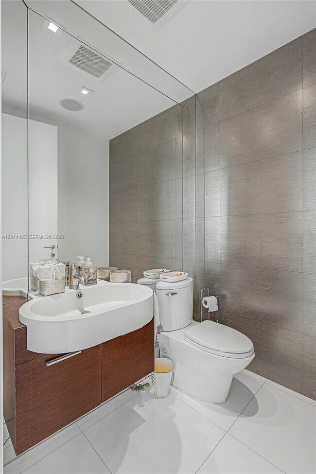 Building Photo - 2627 S Bayshore Dr