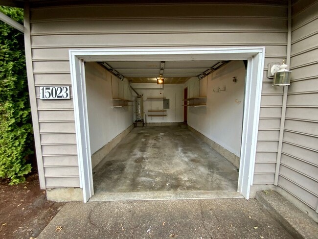 Building Photo - Large 2 Bedroom. 1.5 Bath Townhouse with G...
