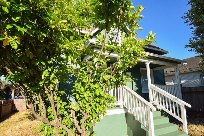 Building Photo - Beautiful 4 Bed 2 Bath Home in NE Portland!