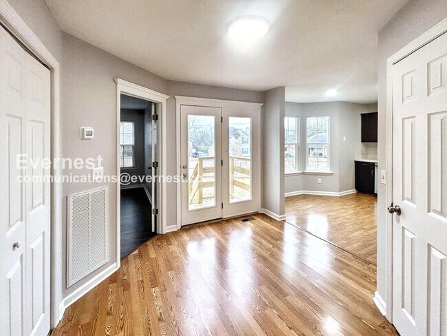 Building Photo - 1808 Lakewood Village Dr