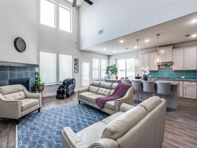 Building Photo - 916 Azure Ln