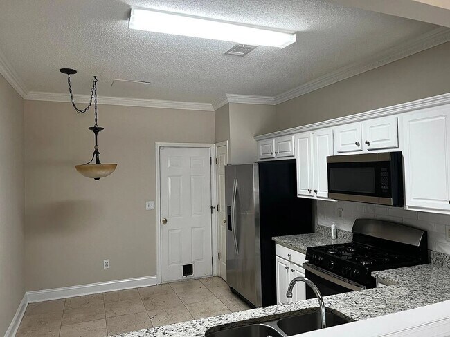 Building Photo - Spacious & beautiful 3BR Townhouse in Duluth