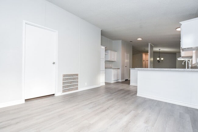 Building Photo - Be part of this cozy community at Roy Harris Loop