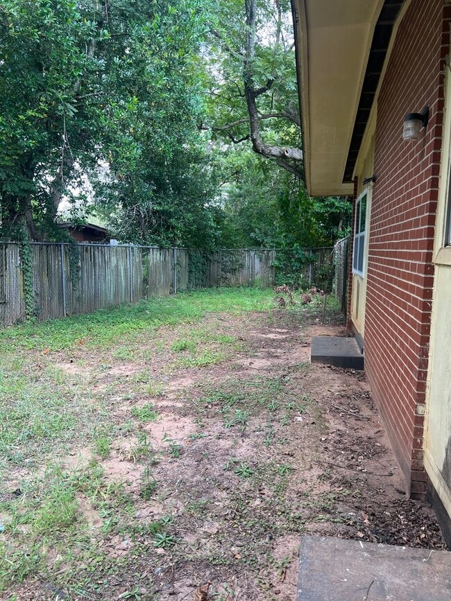Building Photo - Nice home move in ready!
