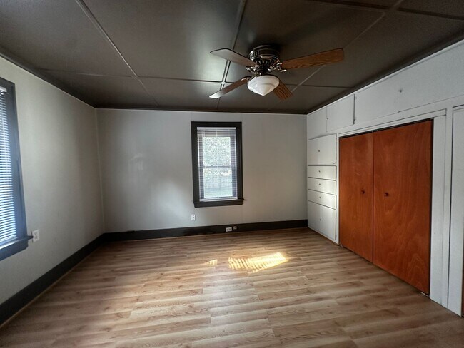Building Photo - 257 Fernwood St