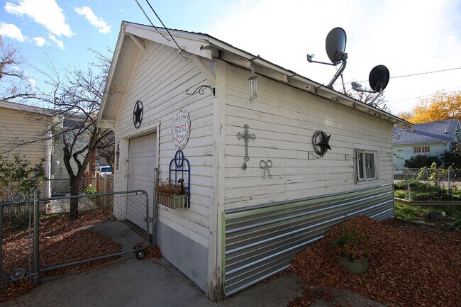 Building Photo - 2 Bed 1 Bath + Garage and Yard