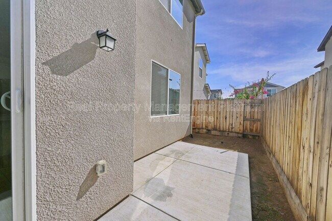 Building Photo - 2273 N Raleigh Dr