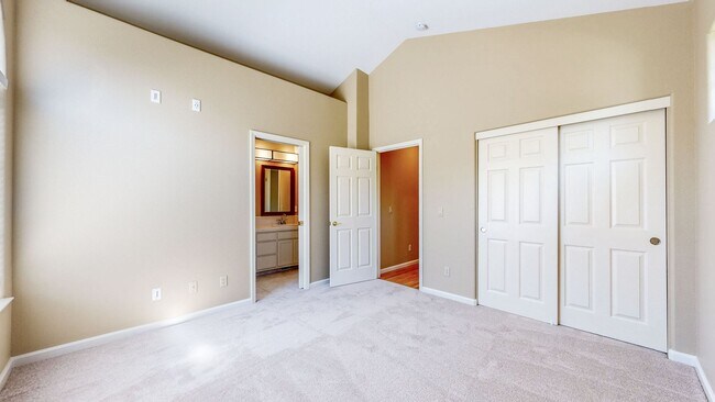 Building Photo - Gorgeous Home with private yards, large de...