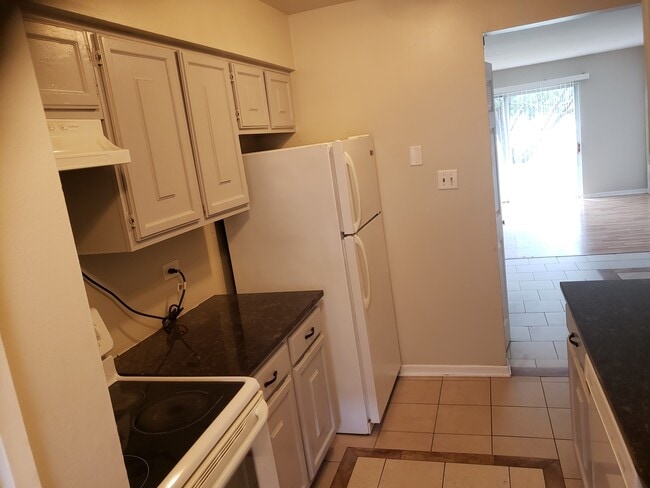 Building Photo - 9385 Bay Colony Dr