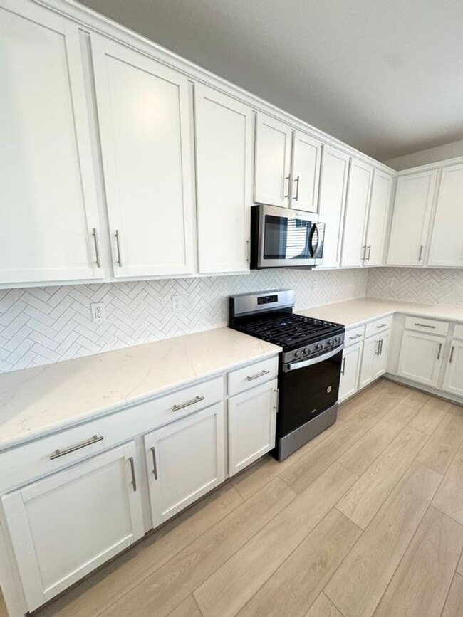 Building Photo - NEWER SOLAR HOME – 4 Bed / 3 Bath + Loft | 2,800 Sq Ft  SEE VIDEO