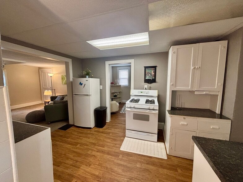 Kitchen and eating area - 606 Dewey Ave