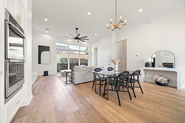 Building Photo - 907 W 16th St