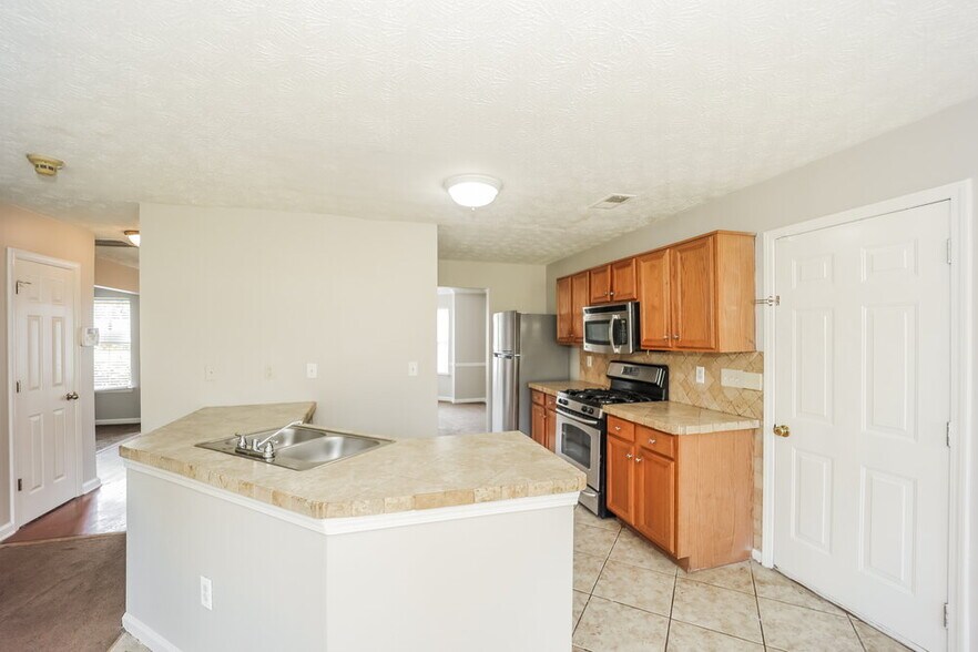 Building Photo - 375 Birchmere Close SW