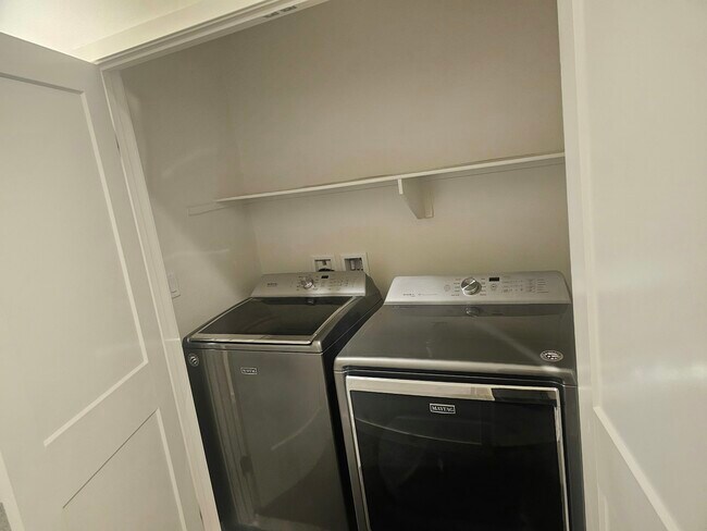 Building Photo - 1969 Cottage Dr