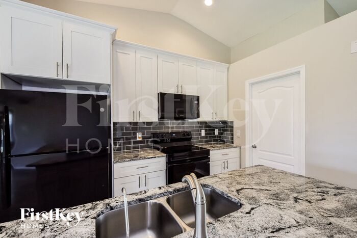 Building Photo - 2744 NE 5th Ave