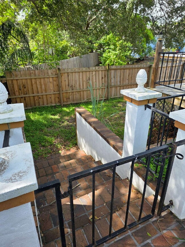 Building Photo - 3 bedroom home in Historic Tarpon Springs