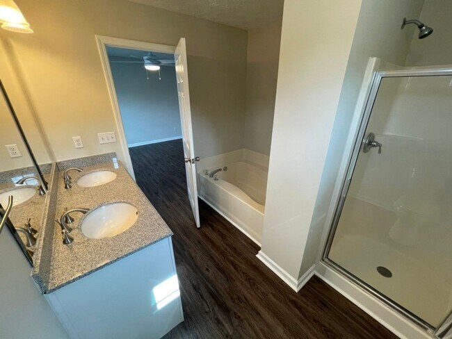 Building Photo - Updated 3BR Home - Woodstock
