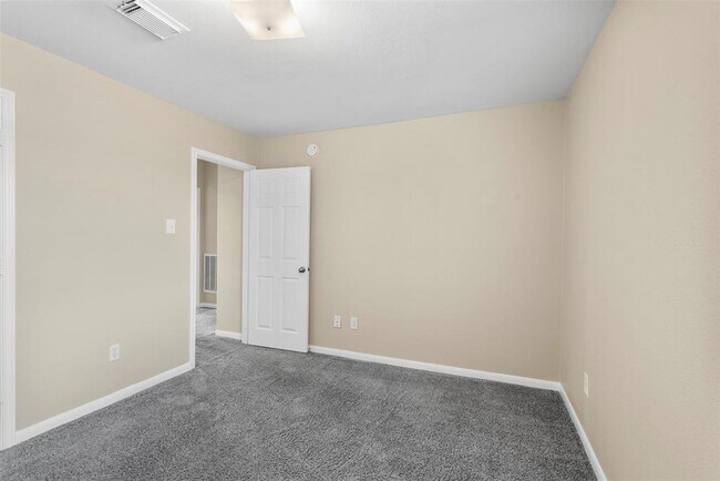 Building Photo - 2423 Pinpoint Dr