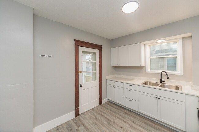 Building Photo - 1038 W 11th St