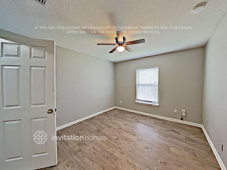 Building Photo - 1800 Ferncreek Dr