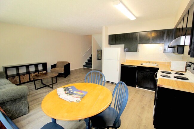 Building Photo - 1216 Mountain View Dr