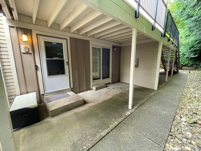 Building Photo - 2 Bed, 2 Bath Garden Condo in Kirkland!