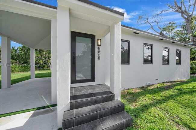 Building Photo - 5805 SW 46th Terrace
