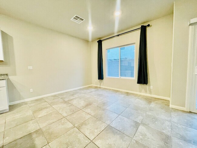 Building Photo - Newer 5 Bd, 3 Bth, Bonus Room, Open Floor ...