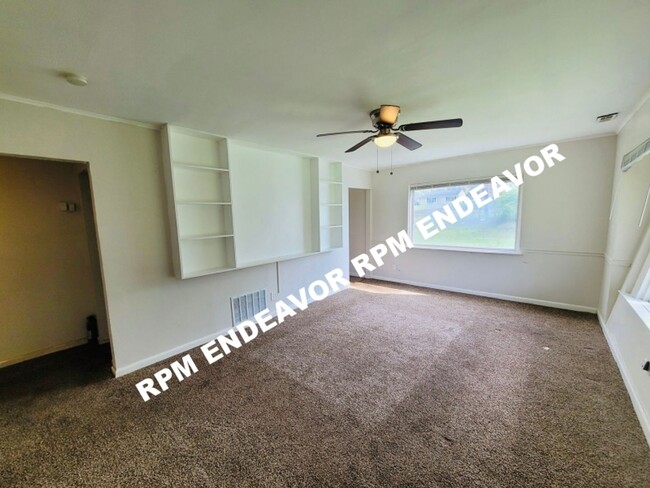 Building Photo - Move in Ready 2bed-1 bath Pet Friendly