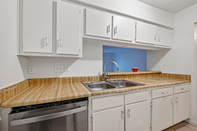 Building Photo - 7200 Clarewood Dr