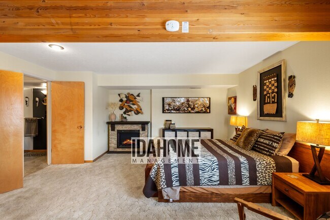 Building Photo - Upper Level of Beautiful Home