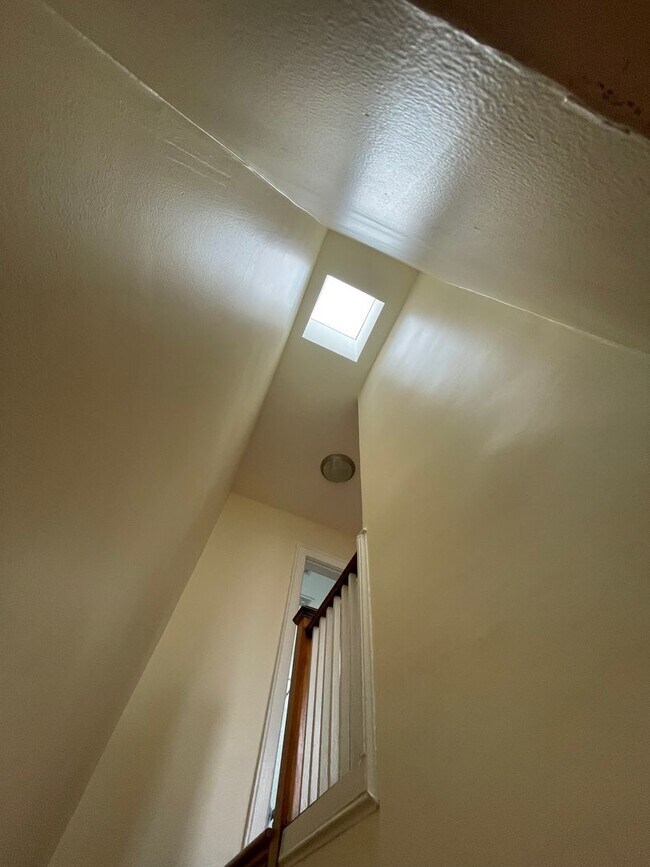 Building Photo - Charming 1928 Row Home for Rent with Modern Amenities — 3 Bedroom 2 Full Bath w/ 2 Half Baths, 2 ...