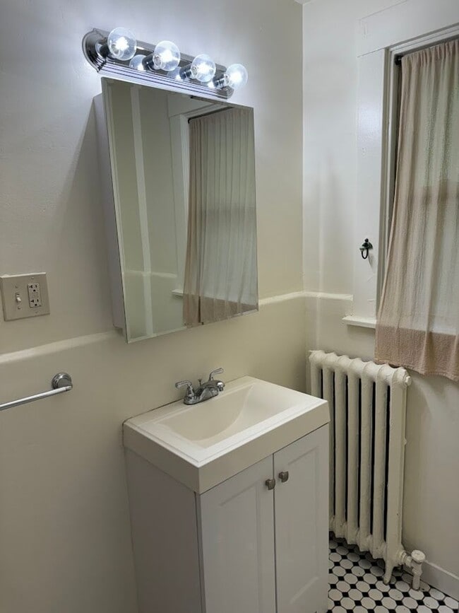 Building Photo - Great two story townhouse in the heart of Squirrel Hill!