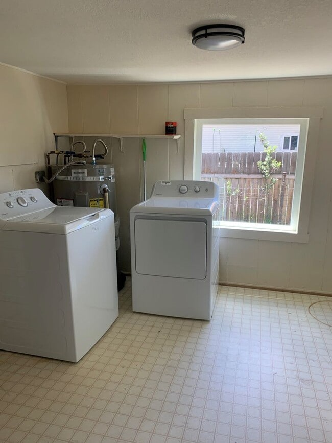 Building Photo - Clean 2 bedroom home