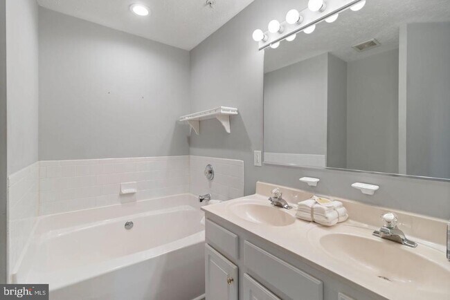 Building Photo - 8926 Mallard Ct