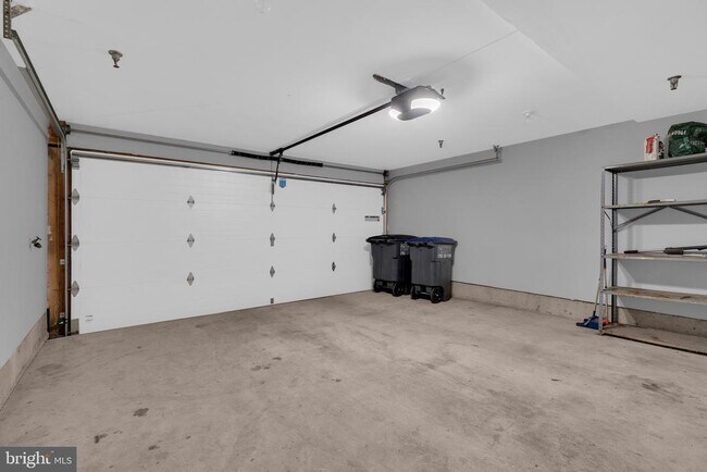 Building Photo - 1814 Fallbrook Ln