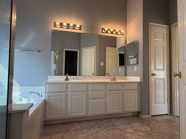 Building Photo - Room to Roam in Atascocita Park!