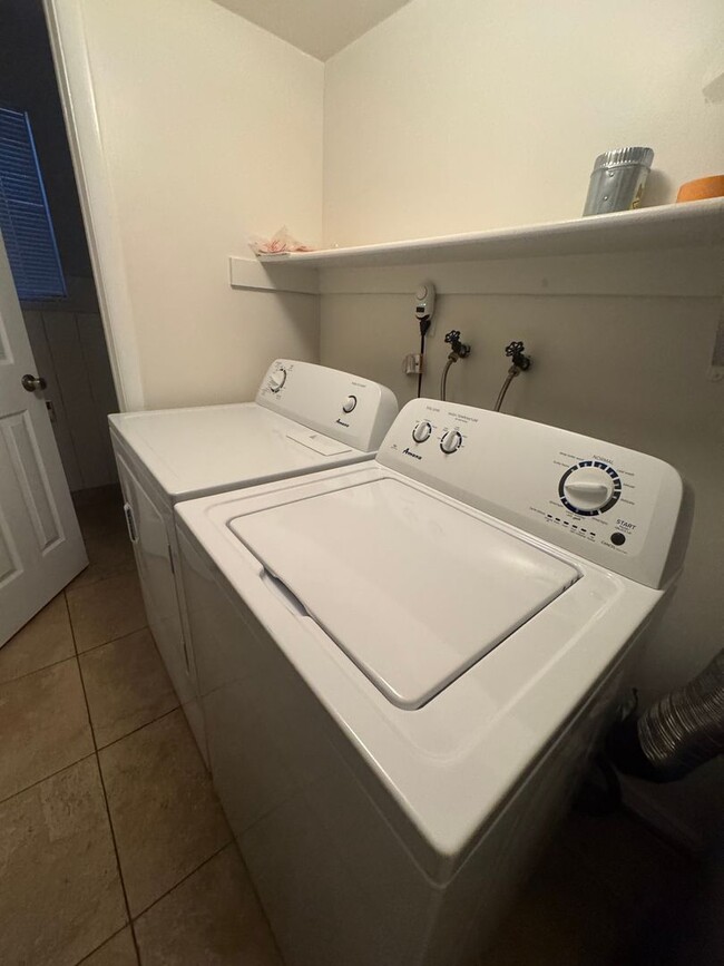 Building Photo - Beautiful 2 bedroom duplex for rent in Cottonwood Heights!