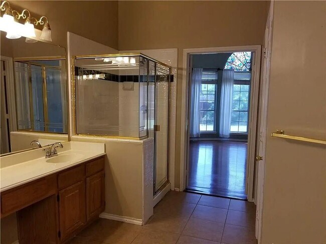 Building Photo - Stunning 5-Bedroom, 3-Bath Home with Over ...