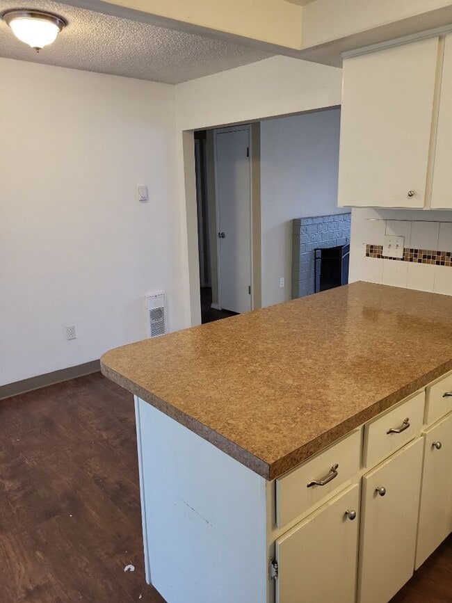 Building Photo - Charming Two Bedroom  Close to Downtown Vancouver !!